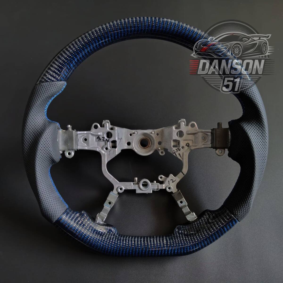 送料無料 リアルカーボン・パンチングレザー製 トヨタ クラウン210系 アルファード ヴェルファイア30系 ランドクルーザー ステアリング拍卖