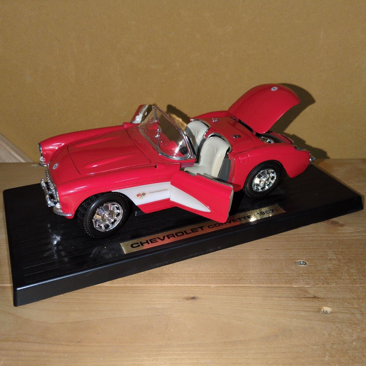 ロード・タフ(Road Tough)1/18スケール 1957年型シボレー・コルベット拍卖
