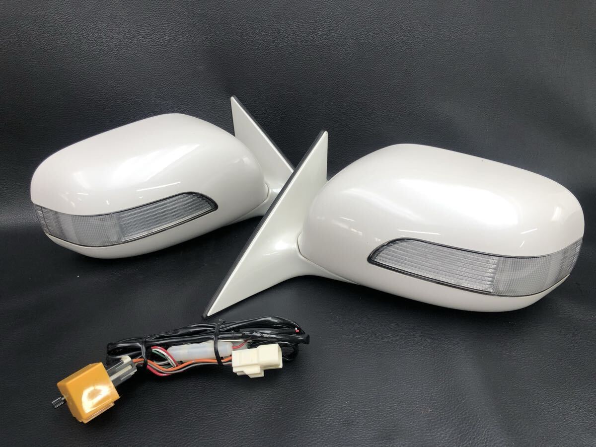 管L250804-0306 18 マジェスタ ドアミラー 左右 サイド 運転席 助手席 ウインカーリレー 外装 白 ホワイト UZS 186 187 クラウン (10)拍卖