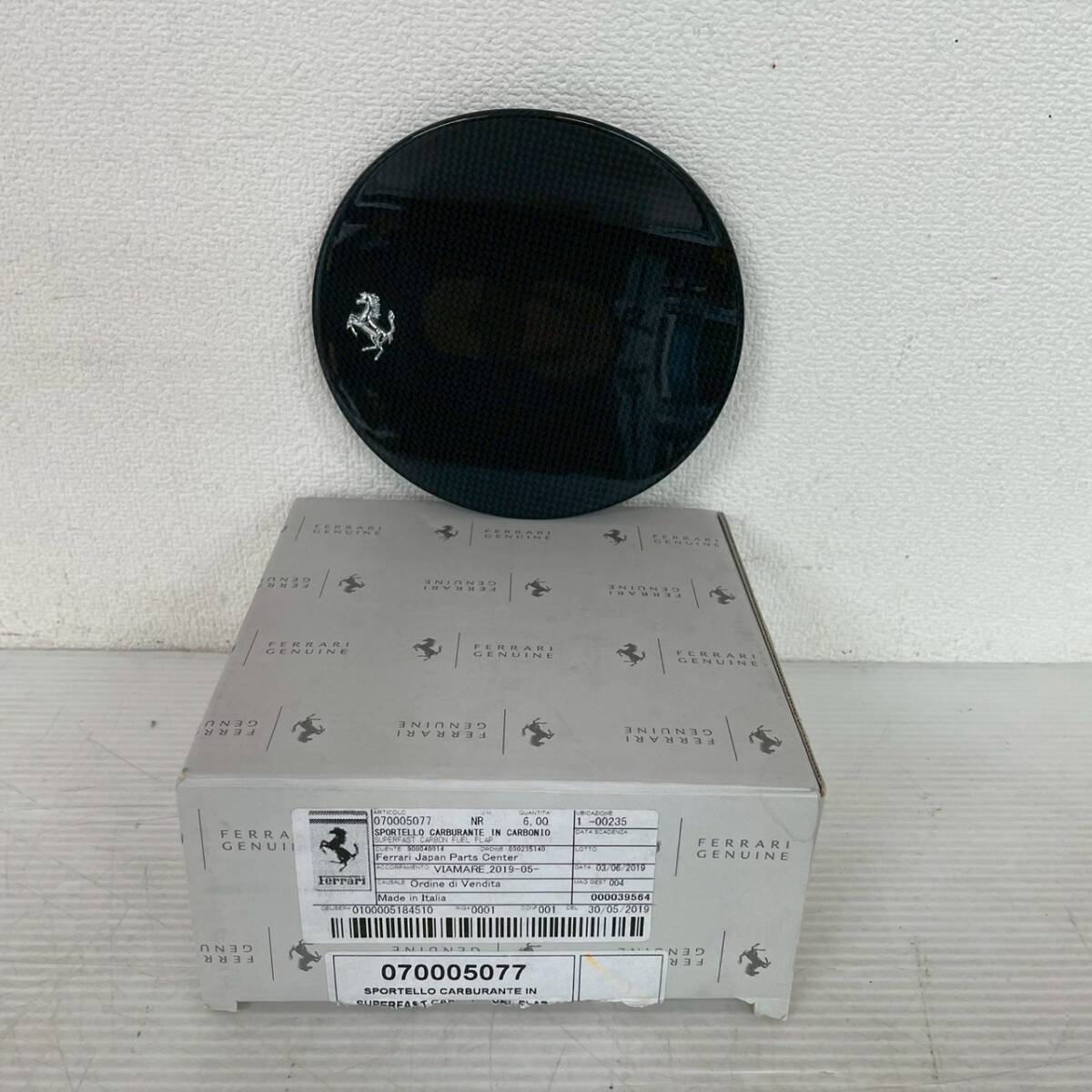 【FERRARI】 フェラーリ 給油口カバー 純正 ブラック カーボン製 812スーパーファスト用 カーボンフューエルカバー A0582拍卖