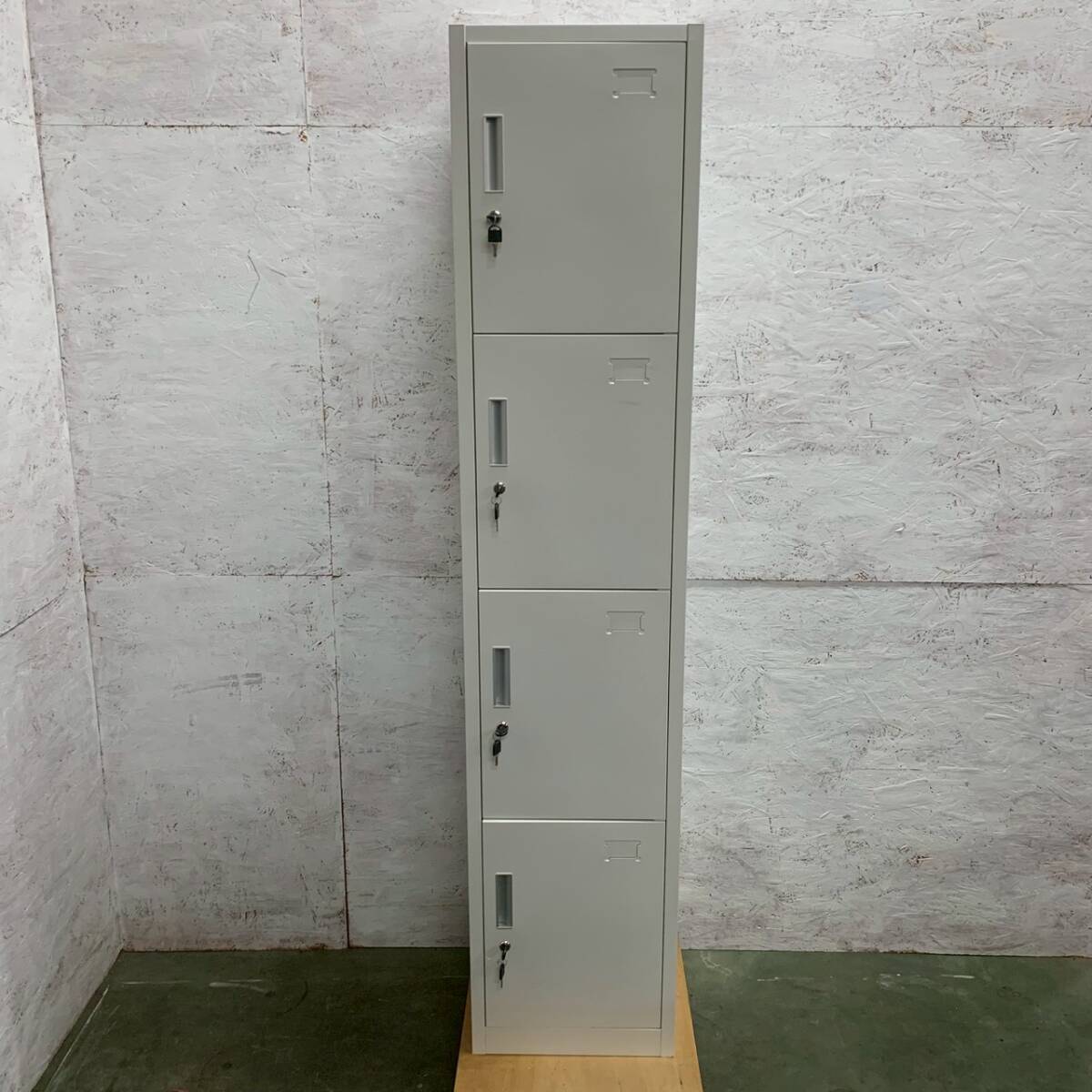 4ドア 鍵付きロッカー 縦型 事務用品 事務什器 ジム 鍵付き ホワイト 店舗 店舗用品 オフィス家具 A0600拍卖