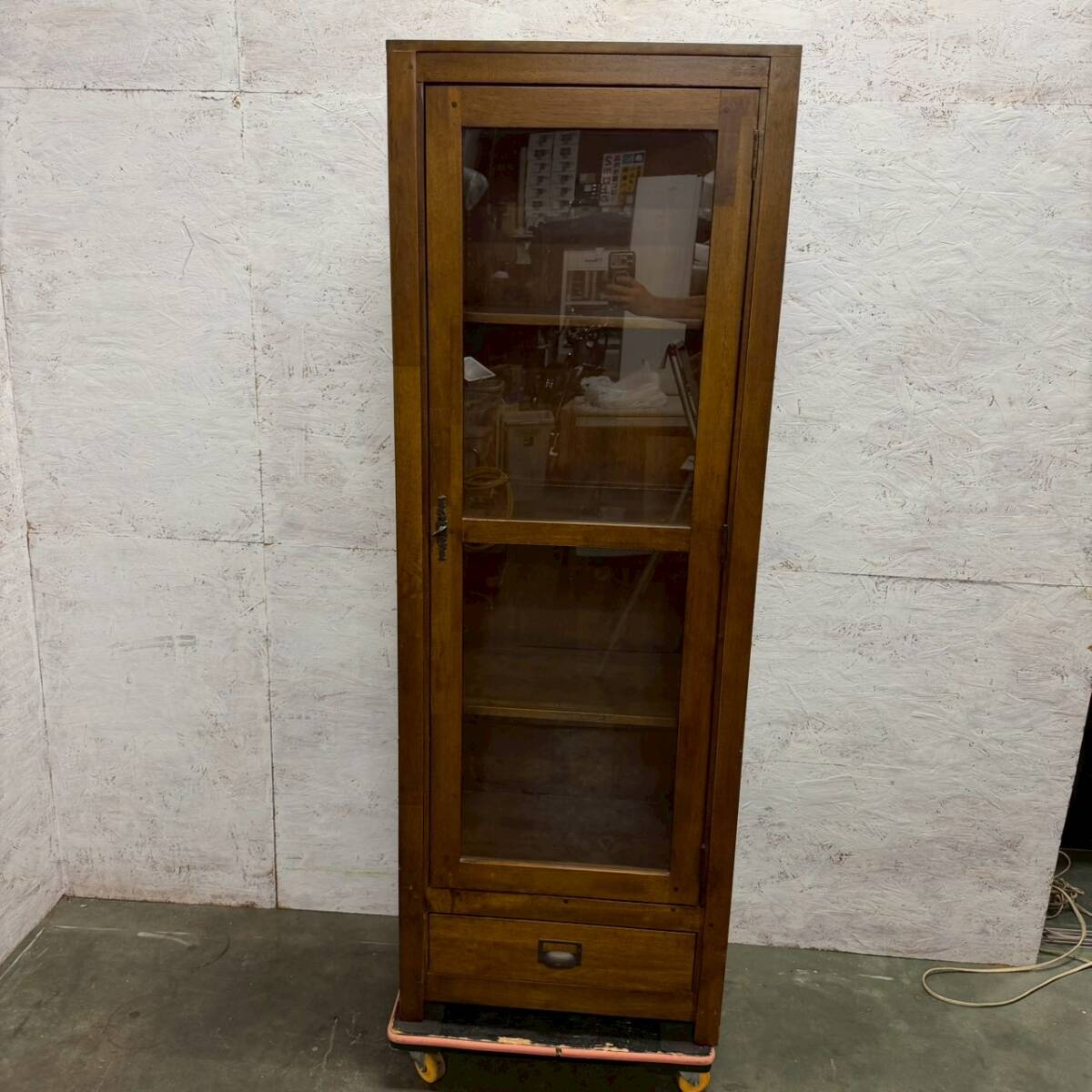 木製 ディスプレイキャビネット ガラスキャビネット アンティーク ビンテージ 鍵付き 本棚 家具 イギリス A0681拍卖