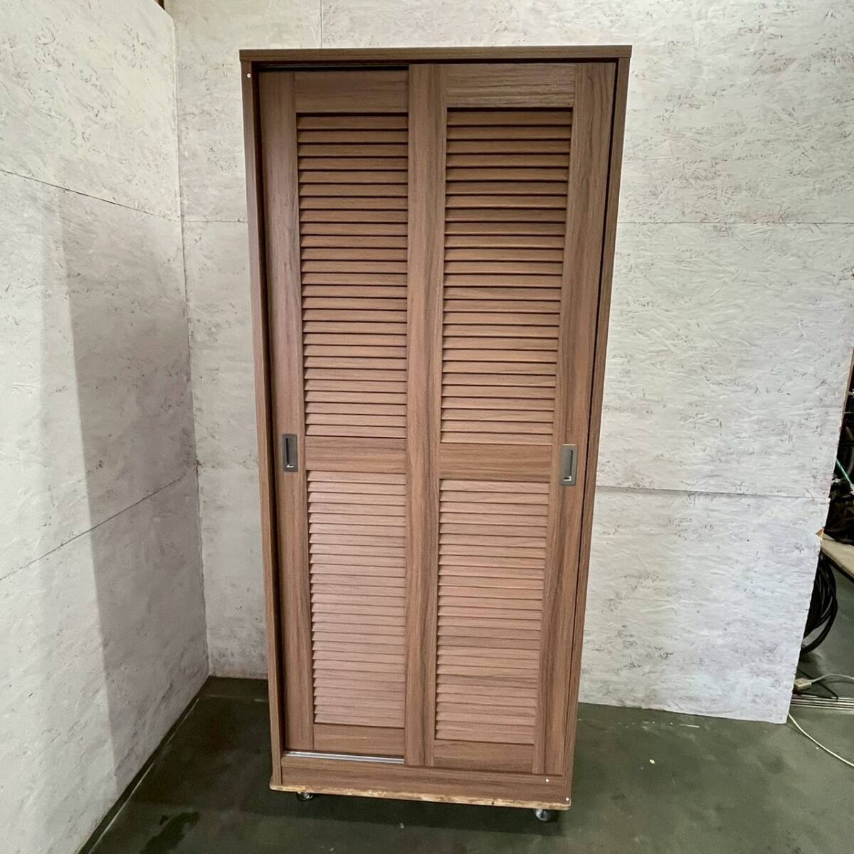 ツムギ ワードローブ クローゼット ハンガーラック 吊り下げ収納 大容量 衣類 洋服 収納 引き戸 扉付き A0740YG拍卖