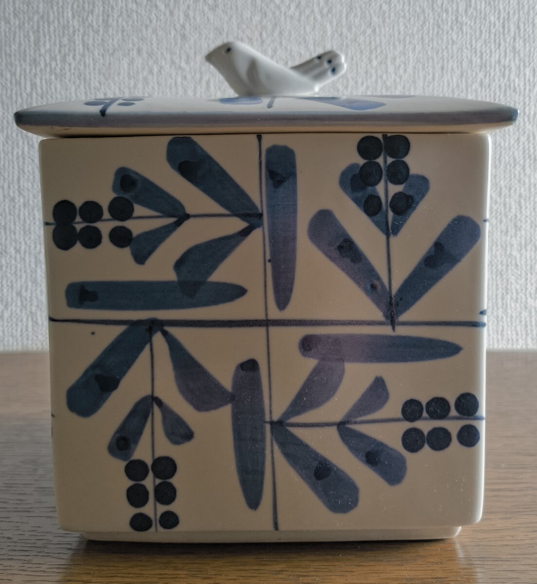 梅山窯 砥部焼 とべやき 草文柄 パンケース パン入れ 蓋付き 陶器 磁器 焼物 小鳥 染付 小物入れ 愛媛県指定無形文化財拍卖