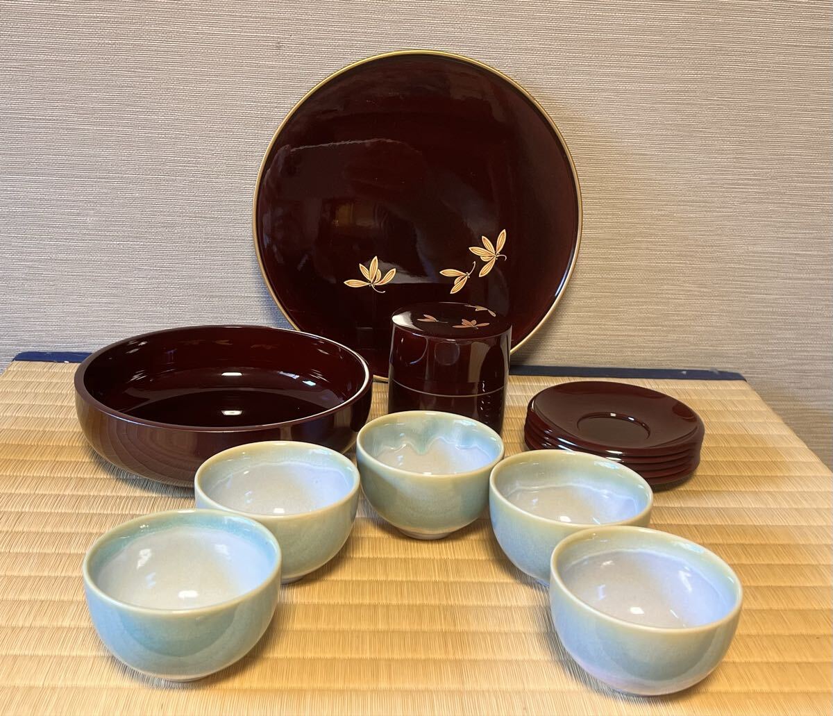 【茶の間セット】 茶器五種一揃いセット 湯呑茶碗五客・盆・菓子器・茶托五枚・茶筒 茶器セット 茶道具 和食器 引出物保管品拍卖
