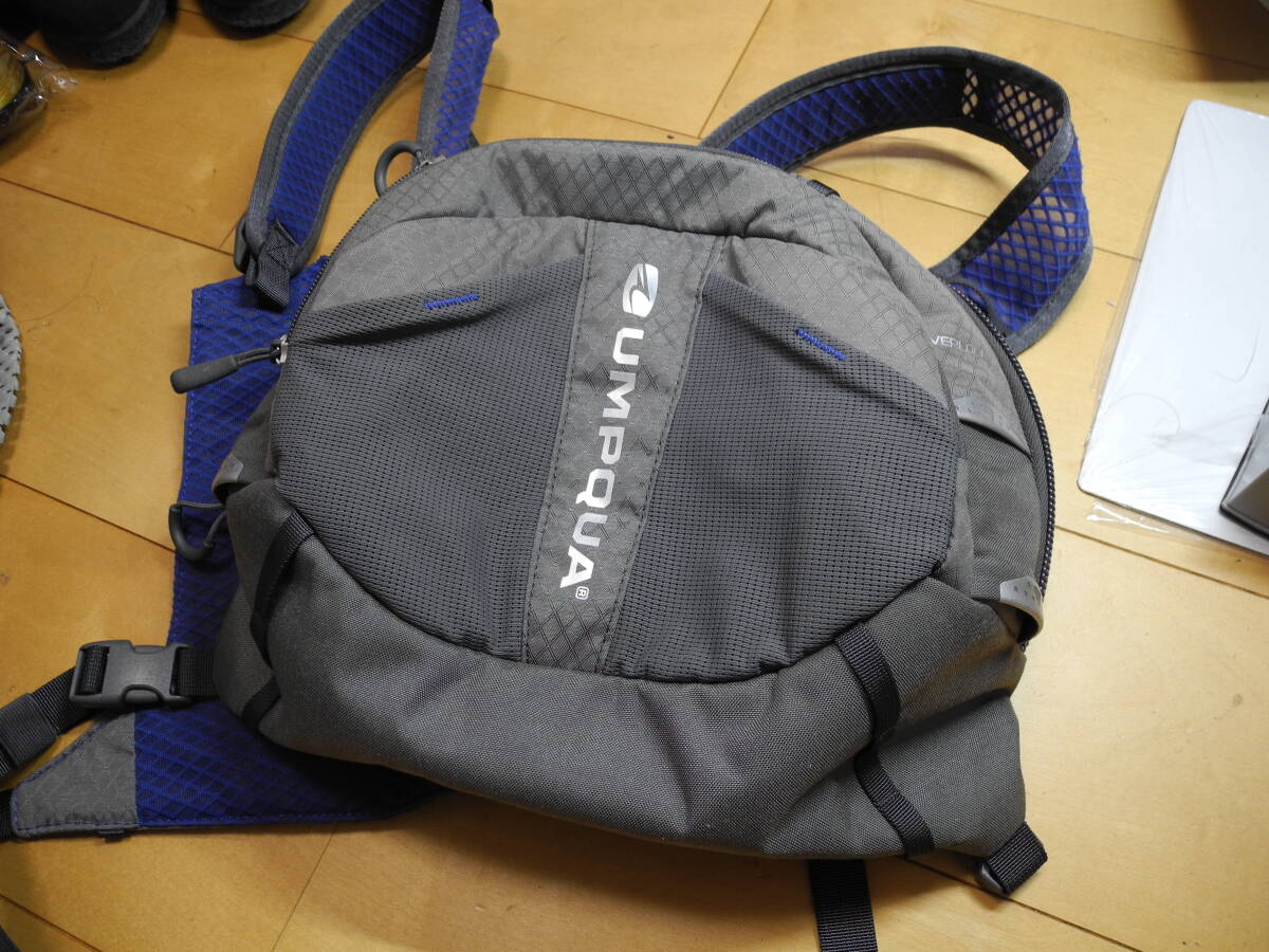UMPQUA チェストバック OVER LOOKZS 30X25X10cm フライパッチ部分はがれあり チャックつまみないところあります拍卖