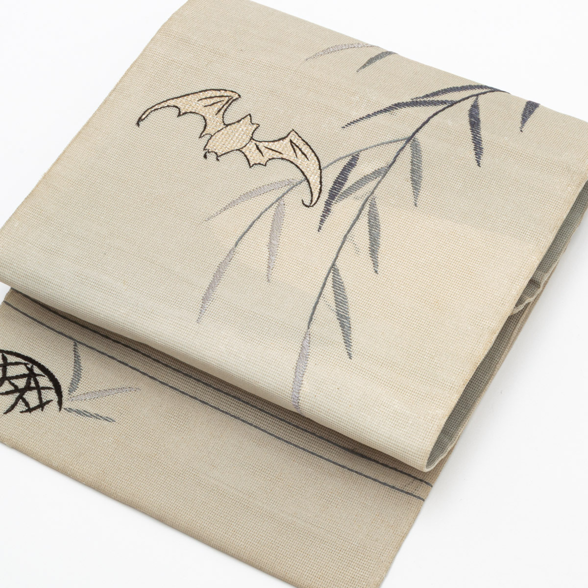 【アンティーク着物】名古屋帯 刺繍 コウモリと柳の図 ライトグレー 正絹 ヴィンテージ品拍卖