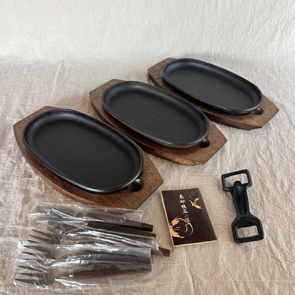 T10-8-4 未使用!長期保管品 南部鉄器 ステーキ皿 鉄板 3枚セット カトラリー付 鉄板25×14㎝ 訳あり サビあり拍卖