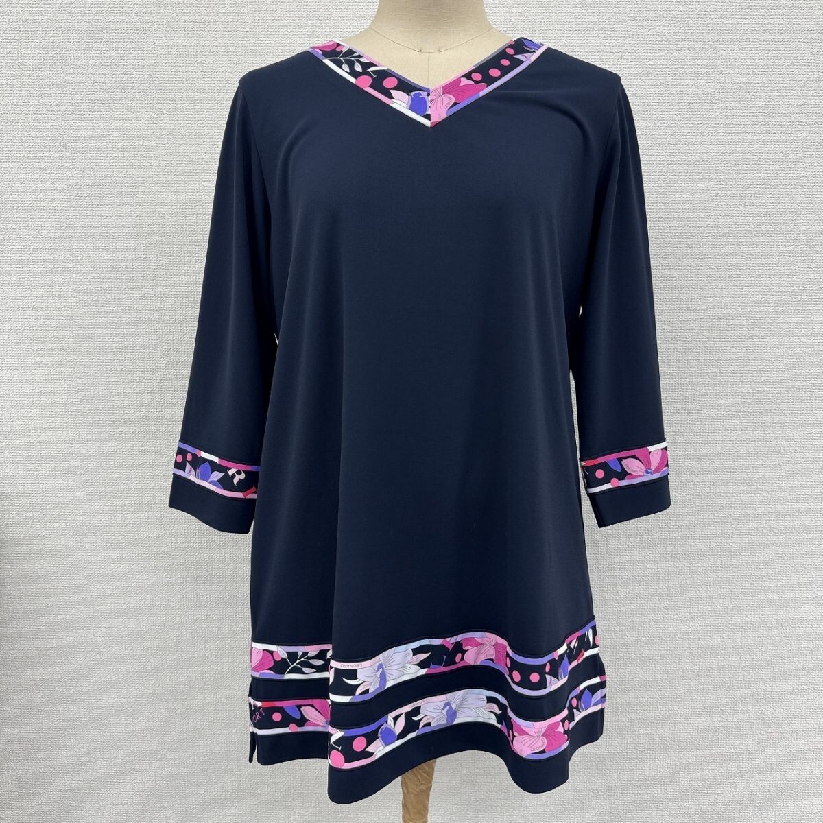 D428-SA2-22 LEONARD SPORT レオナールスポーツ レディース トリム花柄 チュニック カットソー ネイビーxピンク系 サイズ42 IE拍卖