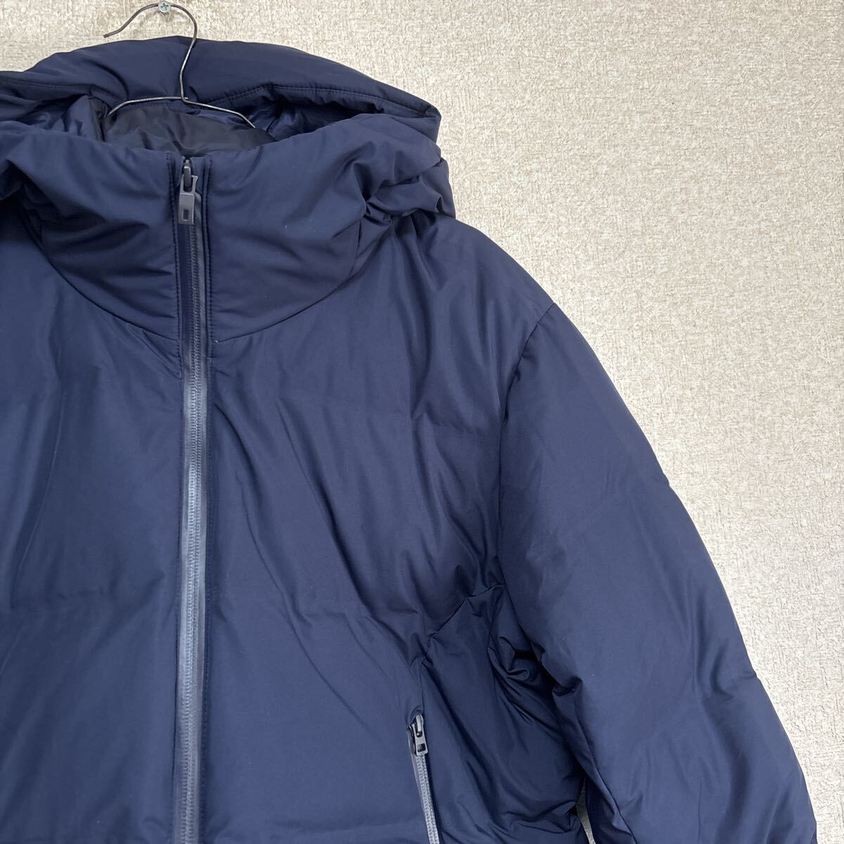 UNIQLO シームレスダウンパーカ(3Dカット) ダウンジャケット メンズMサイズ ネイビー フード付き 311-449725 止水ZIP拍卖