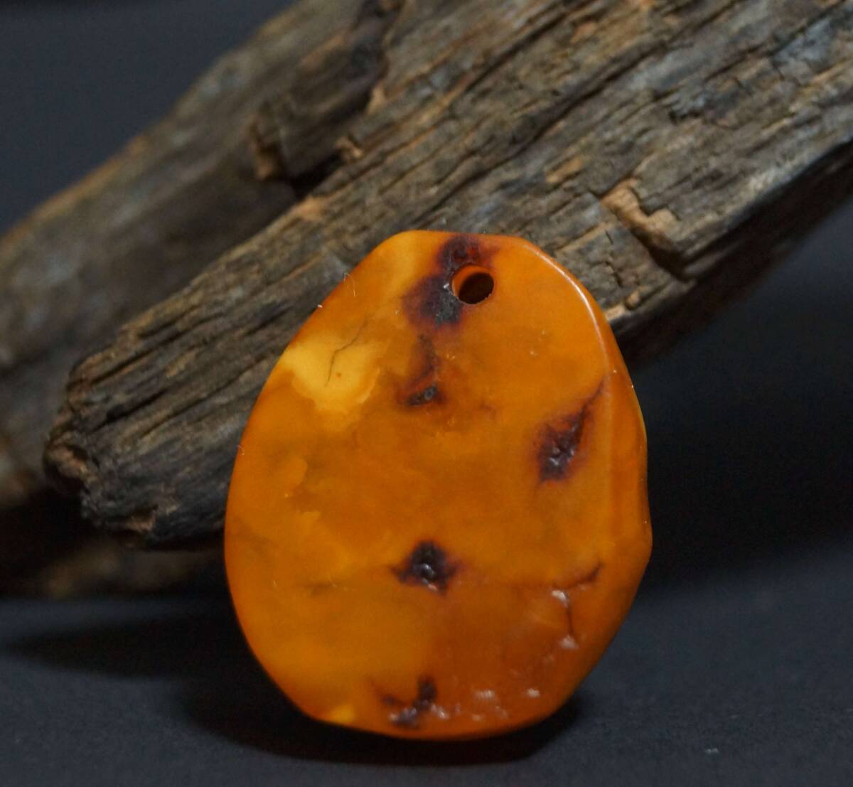 【寂】オールドチベット 蜜蝋琥珀(ハニーアンバー) コハク アンバー 造形根付 お守り 緒締玉 提げ物 装飾品 長さ2.4cm重さ2g☆s71006拍卖