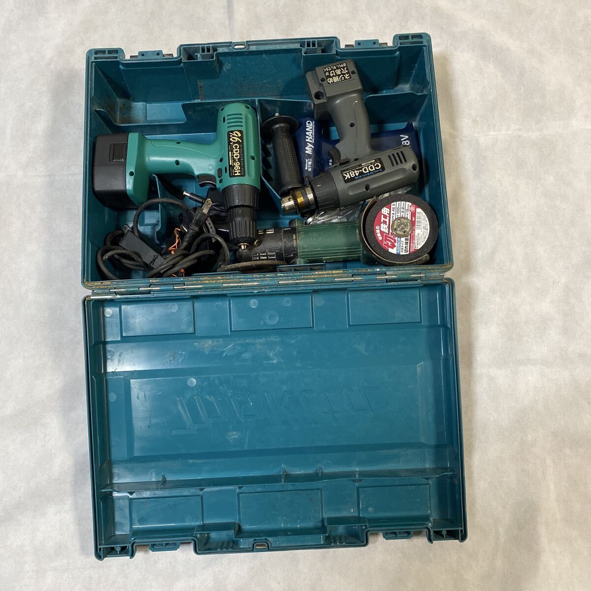 マキタ工具箱(マキタ工具は含みません)+コードレスドライバードリル(9.6V用は充電器なし稼働)+グラインダー稼働拍卖