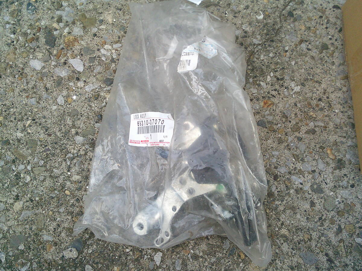 トヨタ ダイナ トヨエース 日野 デュトロ フロント右ドアロックAssy 純正品 69310-37070 未使用品 XZU378.KDY231.230.TRY220など拍卖