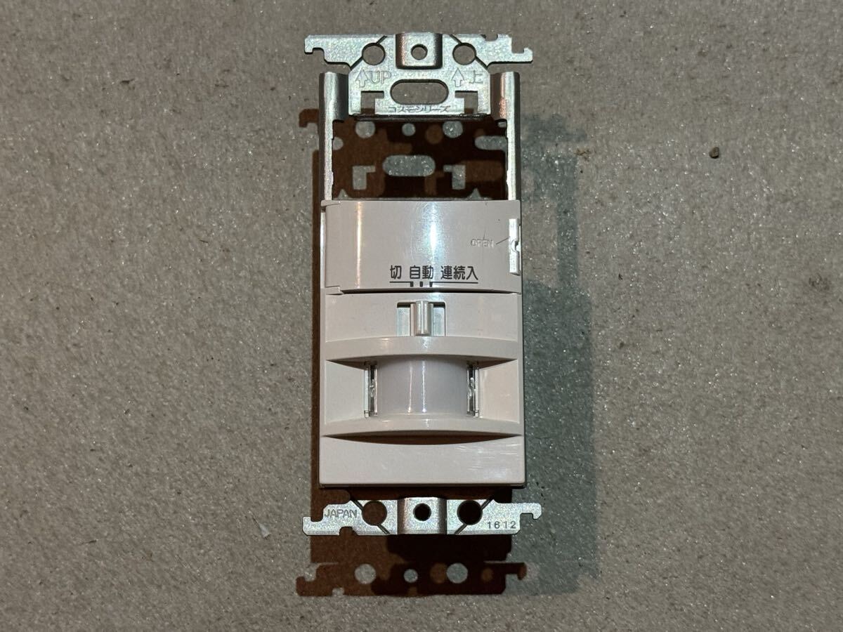 ② 生産終了品 Panasonic WTK1811W 壁取付 熱線センサ付自動スイッチ 2線式・3路配線対応形 パナソニック拍卖