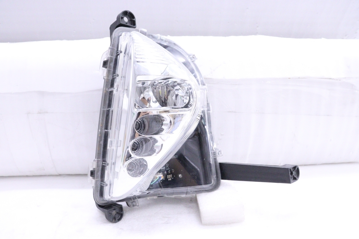 50-2088★美品 前期 LED ZVW50 プリウス★右フォグランプ KOITO 47-83 ASSY 純正★トヨタ (KK)拍卖