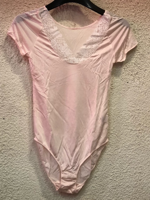 ★未着用 M 223802 超破格値! 在庫処分特売! ニット地部分 絹シルク100% レース付 ボディブリファー 半袖 Mサイズ ピーチ ★拍卖