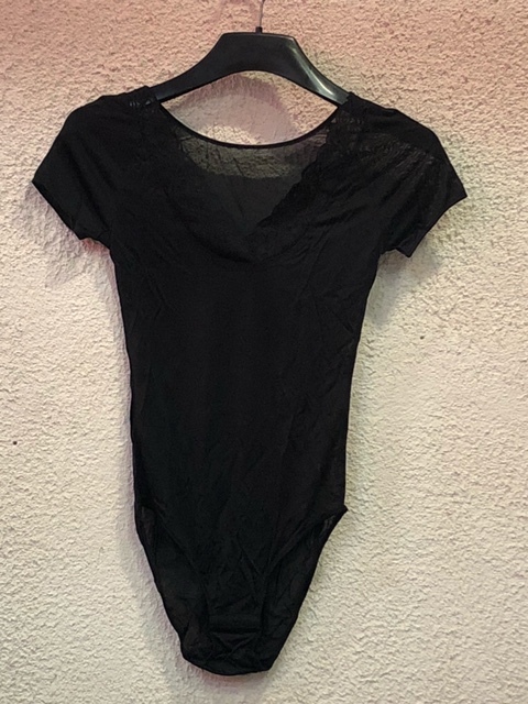 ★未着用 M 223805 超破格値! 在庫処分特売! ニット地部分 絹シルク100% レース付 ボディブリファー 半袖 Mサイズ ブラック拍卖