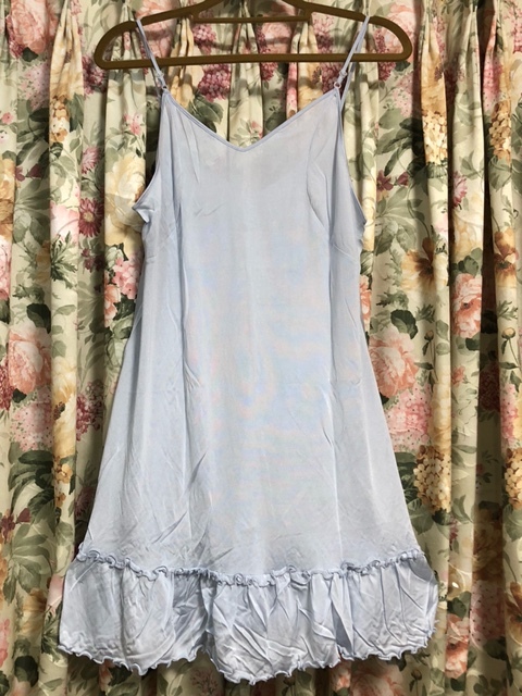 ★未着用 F 926703 大謝恩セール! 超破格値! 在庫処分大特売! 絹100% シルク100% 可愛さ増し増し! フリルスリップ! 水色 フリーサイズ ★拍卖