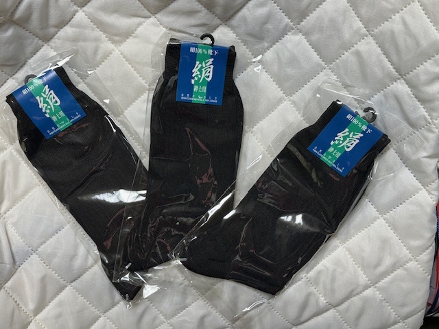 ★★★★★未着用 7500 01 超破格値! 在庫処分特売! 絹100% シルク100% メンズ 靴下 3足セット 25~27cm ブラック 黒 柄はおまかせ★★★ 拍卖