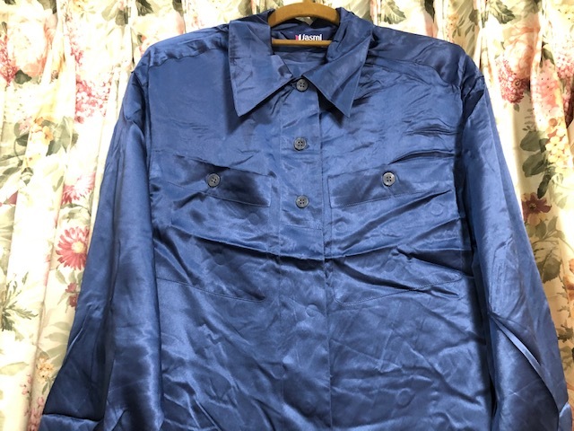 ★957903 絹100% シルク100% 大謝恩特別限定セール 超破格値 在庫処分大特売 絹サテン 隠し釦 長袖ブラウス フリーサイズ サファイアブルー拍卖