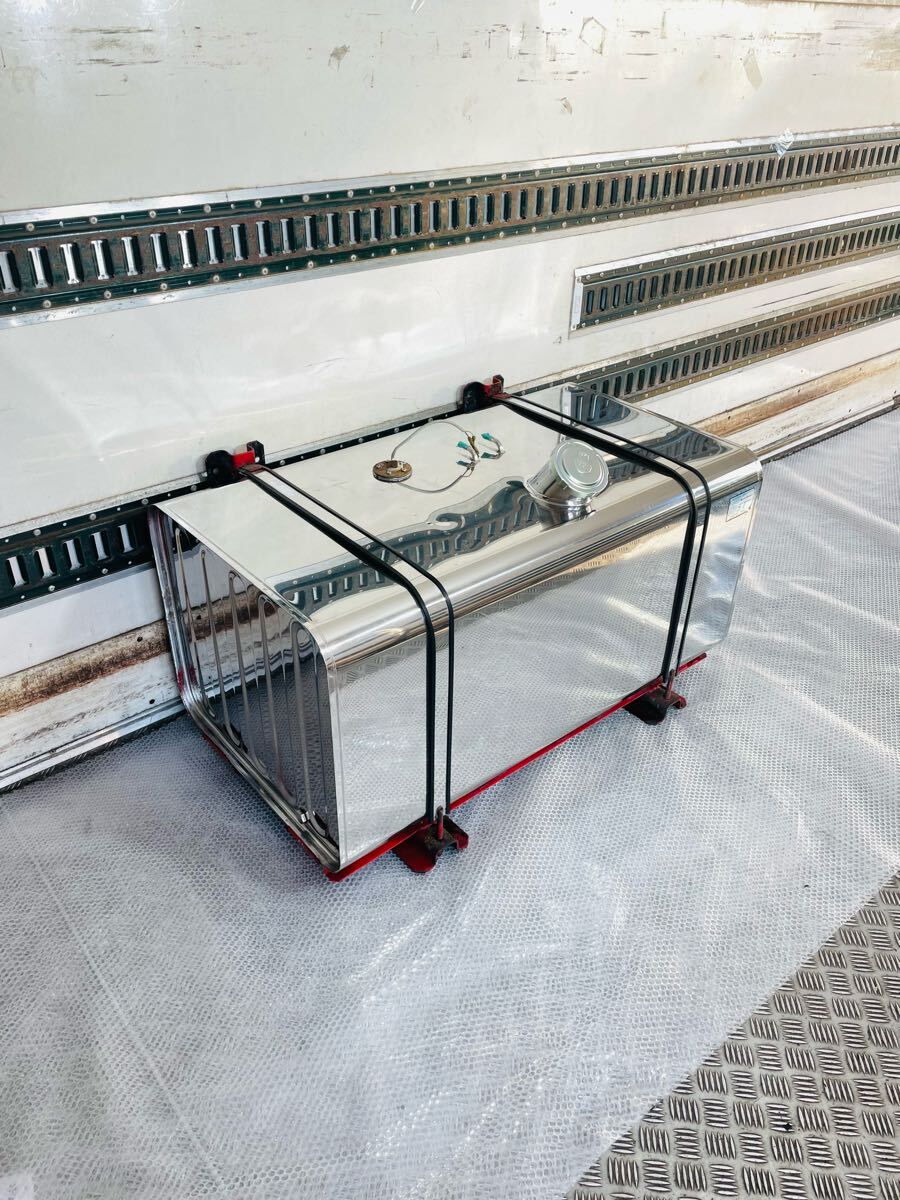 中古美品 トラック ST 末吉 大型 中型 メイン燃料タンク メイン 燃料タンク ステンレス製 300L 300リットル 動作車から取り外し150754拍卖