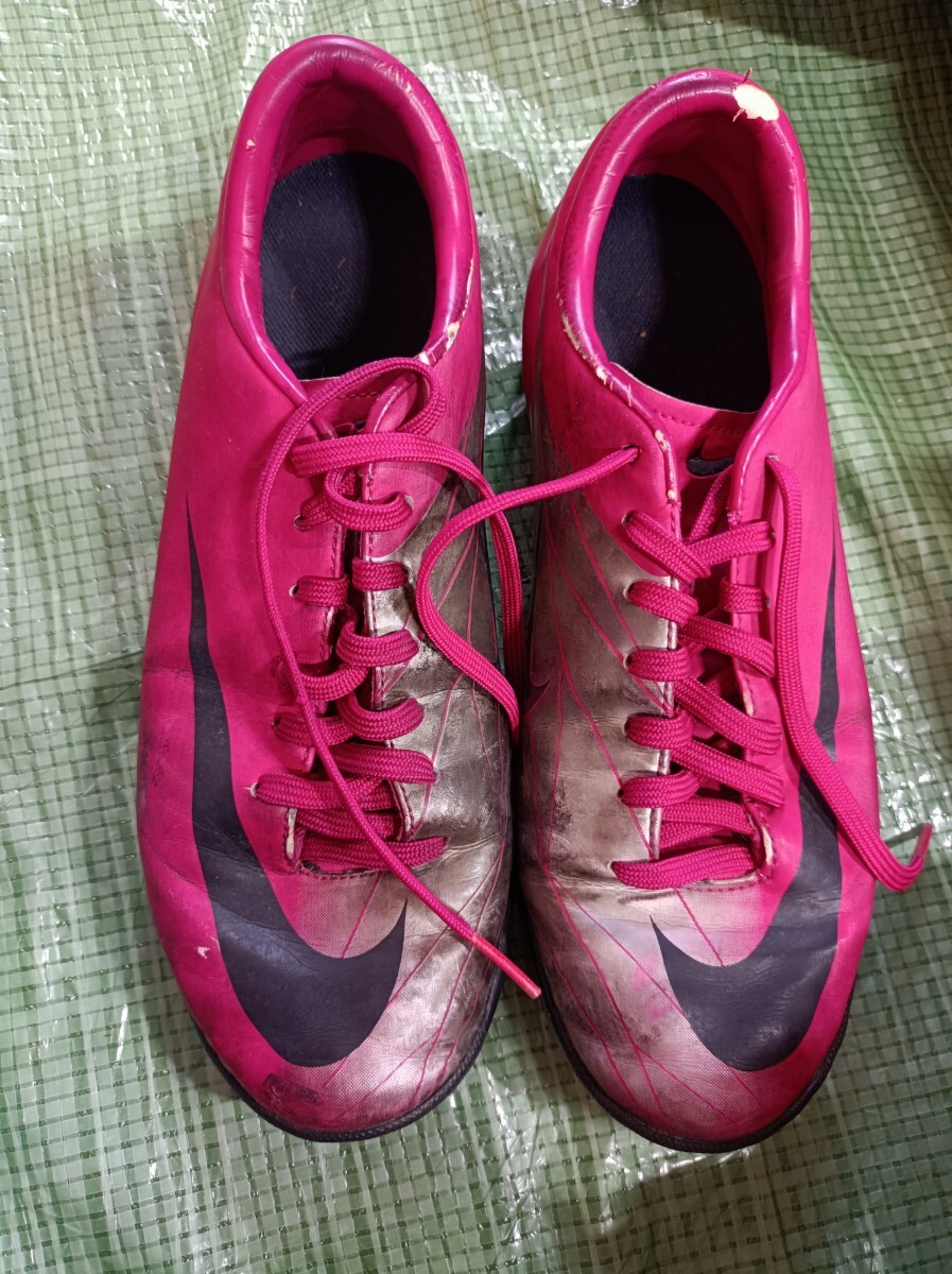 ピンクのNikeナイキ Mercurial、人工芝用、使用感ありです。サイズは25センチ拍卖