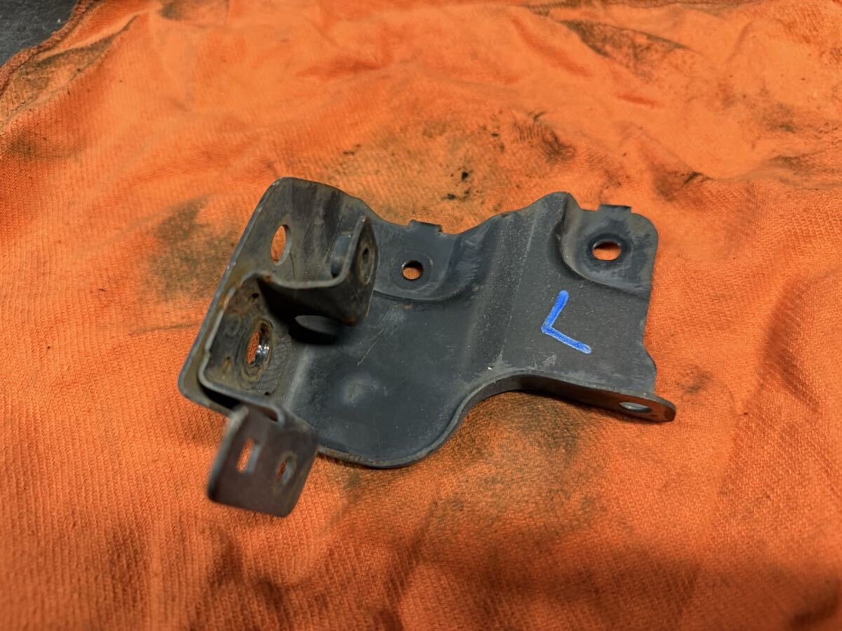 日産純正 スカイラインR34用 ヘッドライトブラケット ヘッドライトステー 左側。拍卖