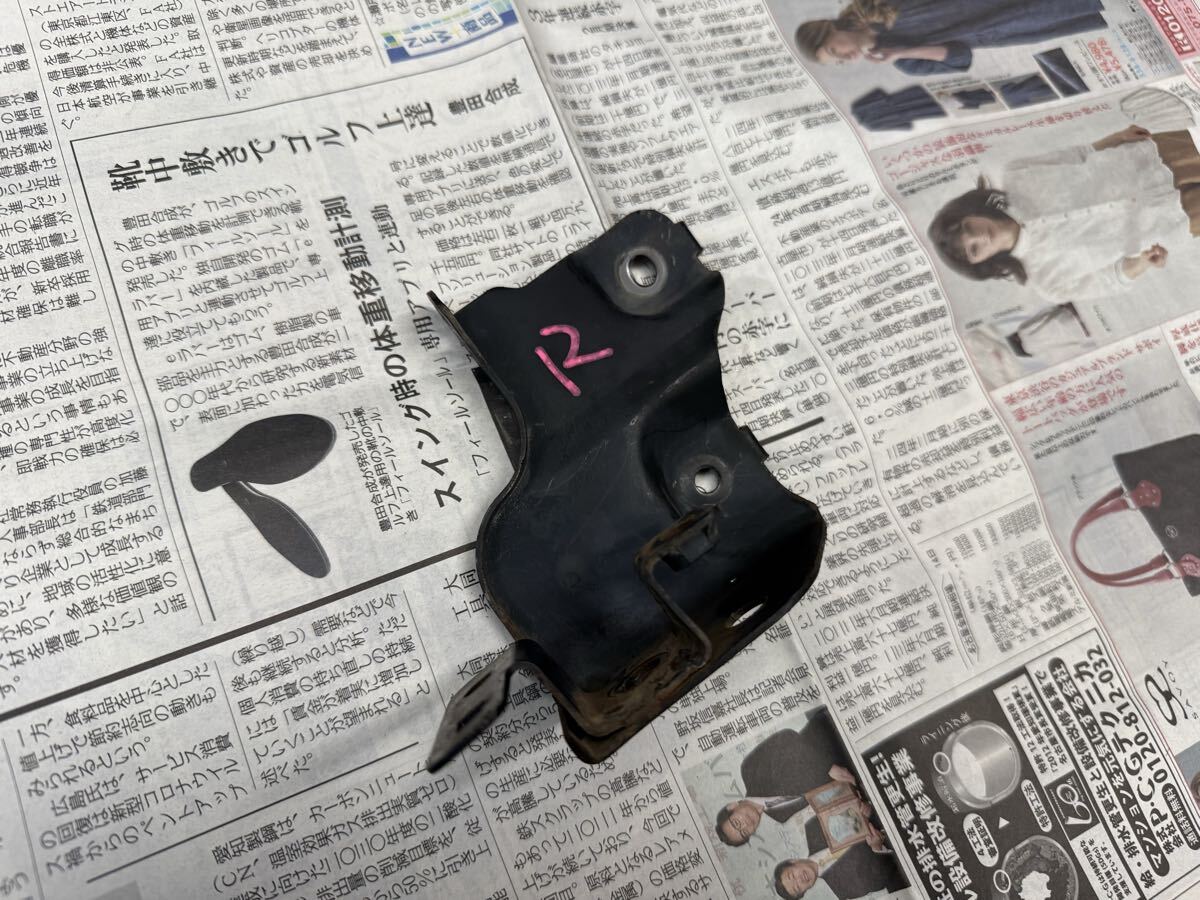 日産純正 スカイラインR34 ヘッドライトステー 右側。拍卖