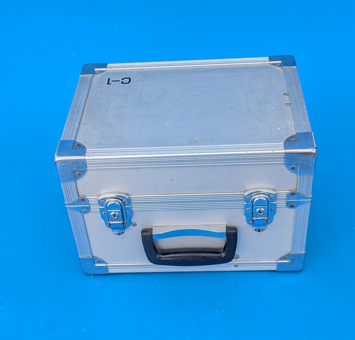 アルミトランクケース サイズ幅約32cm奥行き約25cm高さ約23cm突起部含みません汚れ有ります送料詳細は商品説明に記載拍卖