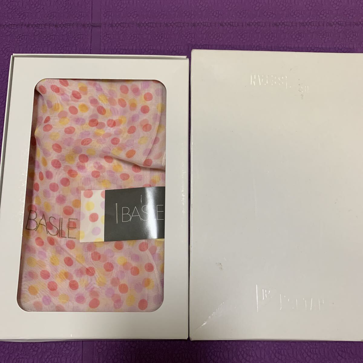 ムーンバット(株)52cm×56cmBASILEバジル薄いシルク100%生地水玉柄スカーフ 画像に汚れ掲載難あり品新品拍卖