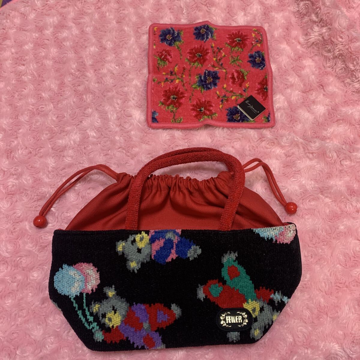 自宅保管品フェイラーFEILER赤と黒色地色熊の巾着袋と、新品タグ付きアーンジョーミニタオルハンカチ恋ピンク地色にカーネーション柄拍卖