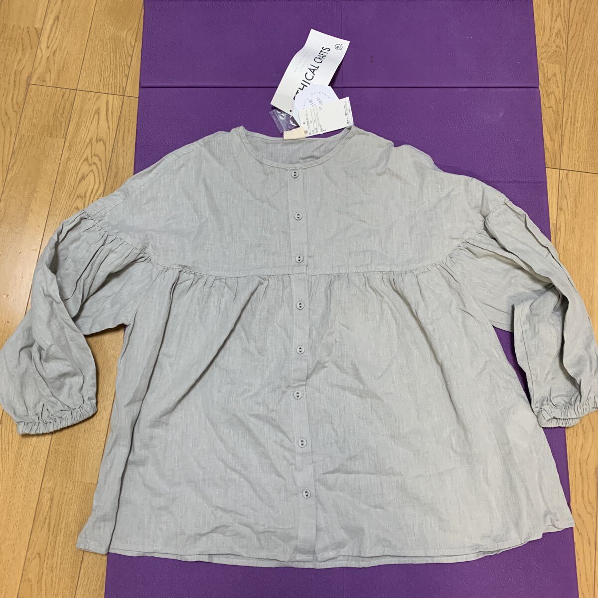 新品タグ付グレーベージュ色長袖リサイクルリネンブラウスくるみボタンsamansa Mos2拍卖