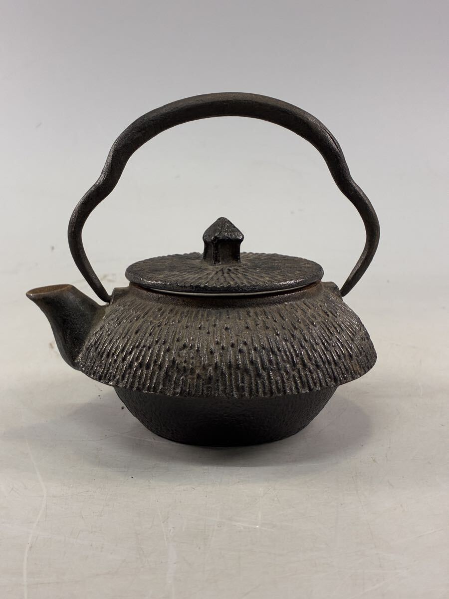 南部鉄器 南部鉄瓶 岩鋳造 茅葺屋根鉄瓶 茅葺鉄瓶 茶器 煎茶道具 茶道具 鉄瓶 急須 金属工芸 茶漉し付き拍卖