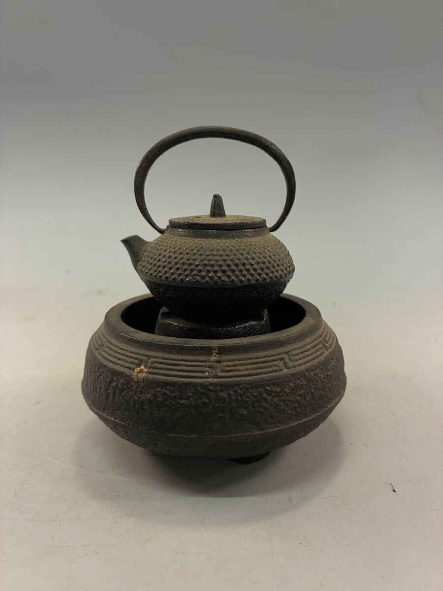 南部鉄器 岩鋳 ミニ鉄瓶 ミニ風炉釜 煎茶道具 鉄器 急須 茶道具 鉄瓶 金属工芸 茶器 ミニ五徳 霰文鉄瓶 古美術品拍卖