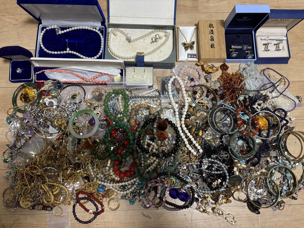 アクセサリー ① ネックレス イヤリング ブローチ パール 指輪 リング イミテーション 天然石 タイピン まとめ 5.7KG拍卖