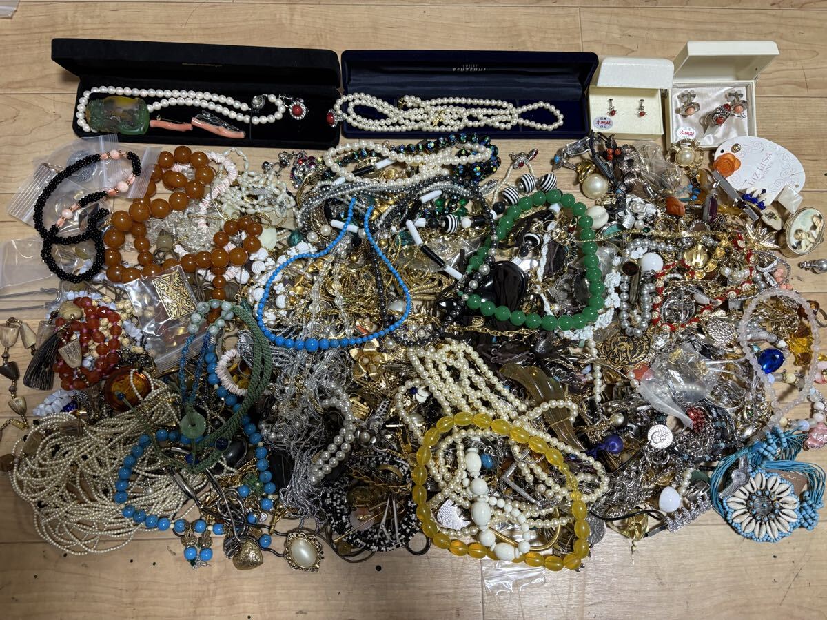 アクセサリー ② ネックレス ブローチ パール イヤリング リング イミテーション 指輪 ピアス ブレスレット まとめ 5.3KG拍卖