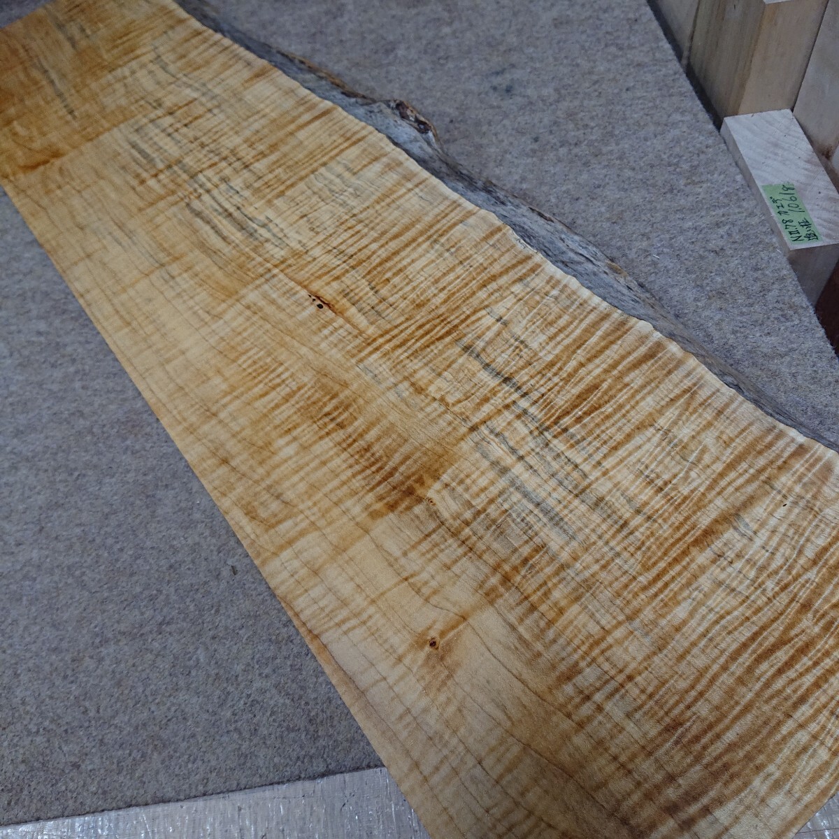 超希少銘木メイプル超々極美杢超々極縮み杢片耳付き幅広極厚ブロック特大 3588g拍卖