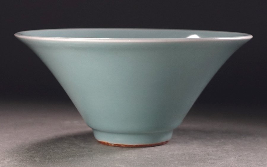 ∇花∇帝室技芸員【三代清風与平(清風與平・晟山)】作 中国越州青磁倣 秘色窯端返菓子鉢 共箱付 美しく気品高い秘色青磁の名品拍卖