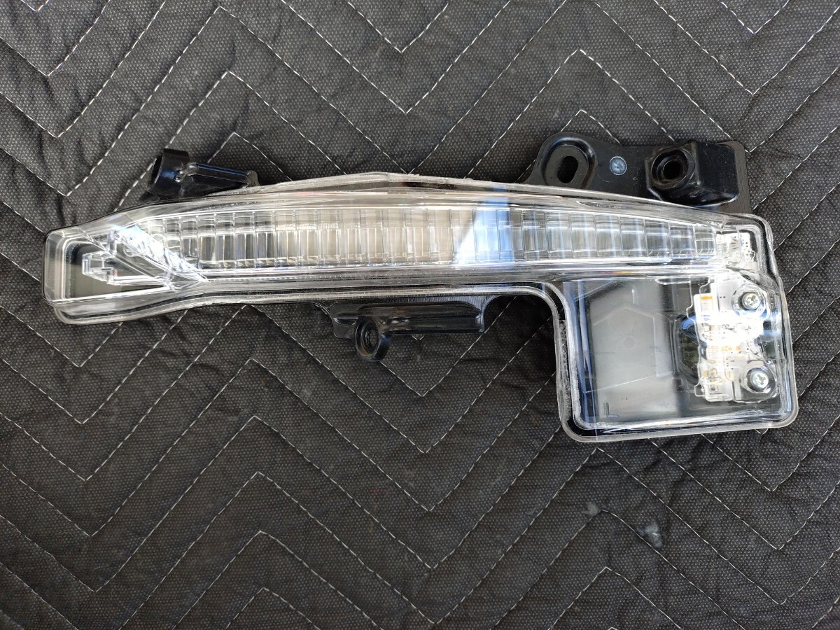 美品 プリウス ZVW60 MXWH60 MXWH61 純正 左 LED デイライ 812B0-47030拍卖