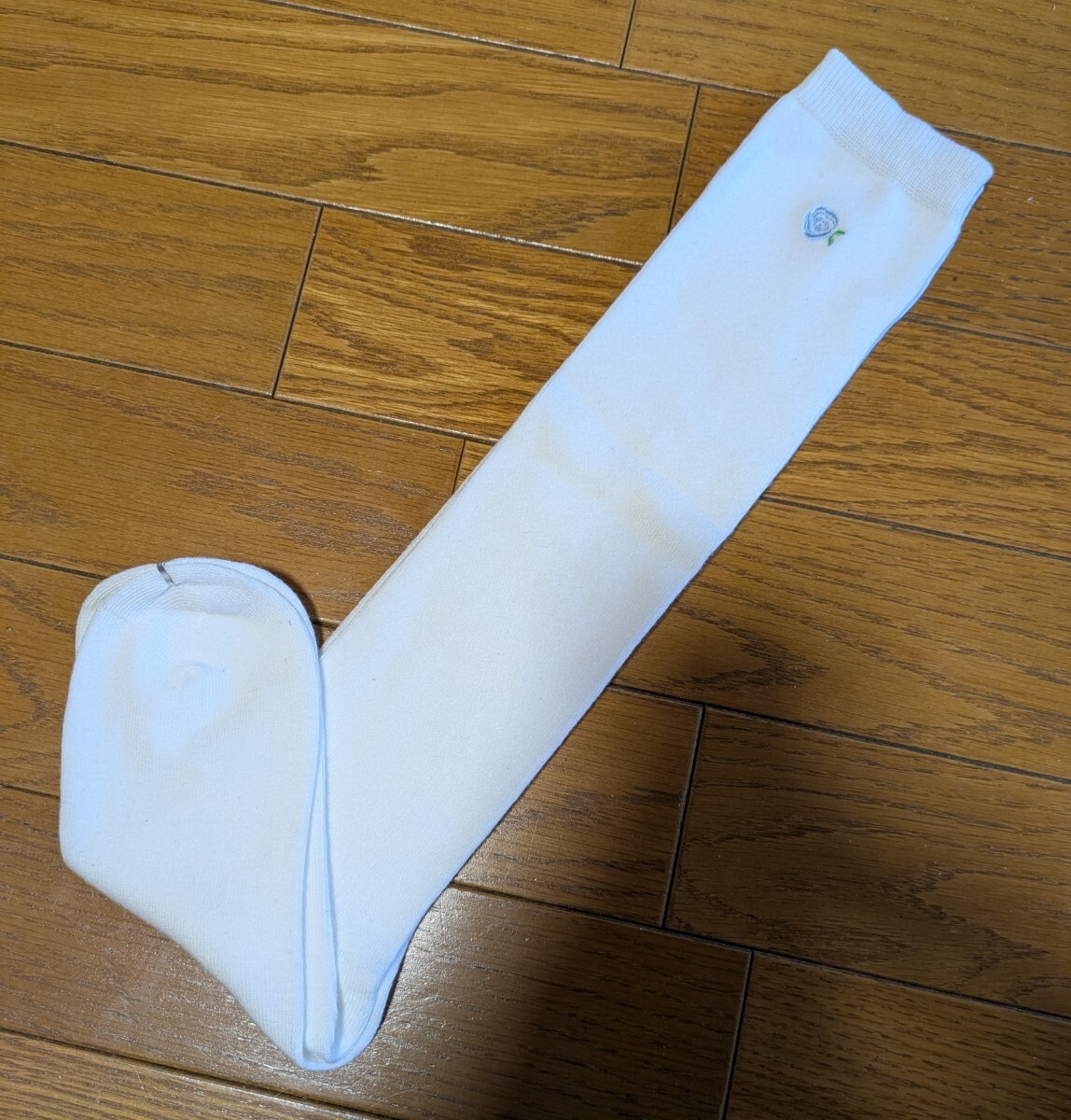 【レッグウェア】ガールズ & レディース・ハイソックス・38 cm丈・可憐なワンポイント刺繍・平編み/口ゴムリブ編み・超伸縮・白ソックス拍卖