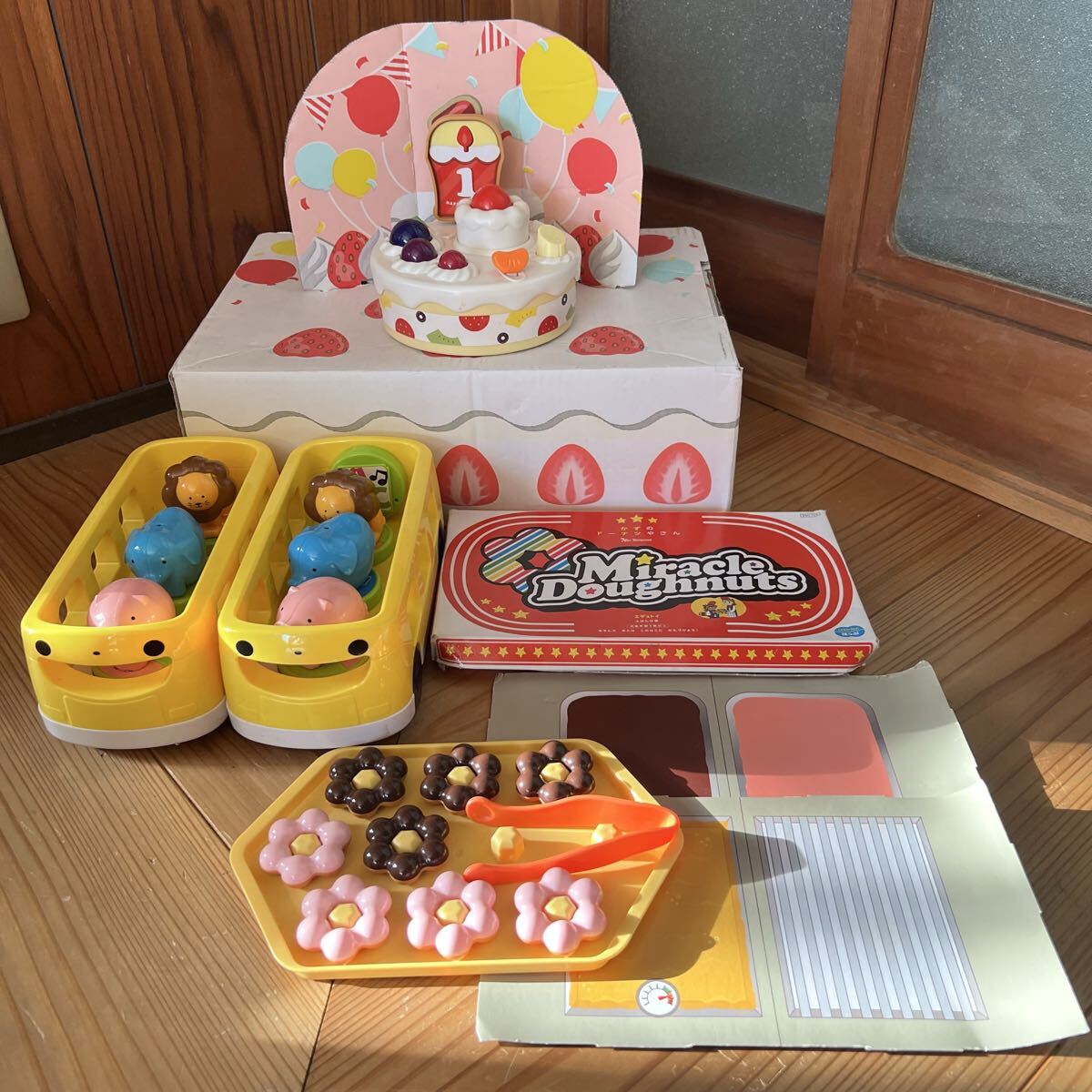 ベネッセ Benesse こどもちゃれんじ ぷち 1歳のお祝いBOXのバースデーケーキ(箱付き)&かずのドーナツやさん&不動のバスのぷっぷー2台拍卖