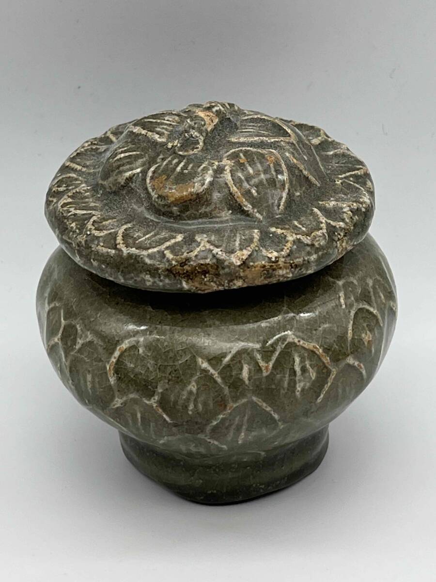 北宋時代 青磁 龍泉窯 荷葉紋共蓋壺 蓋付き 茶入 茶道具 唐物 古物 時代物 【旧家蔵出し】 希少貴重 古美術 中国骨董(F-100)拍卖
