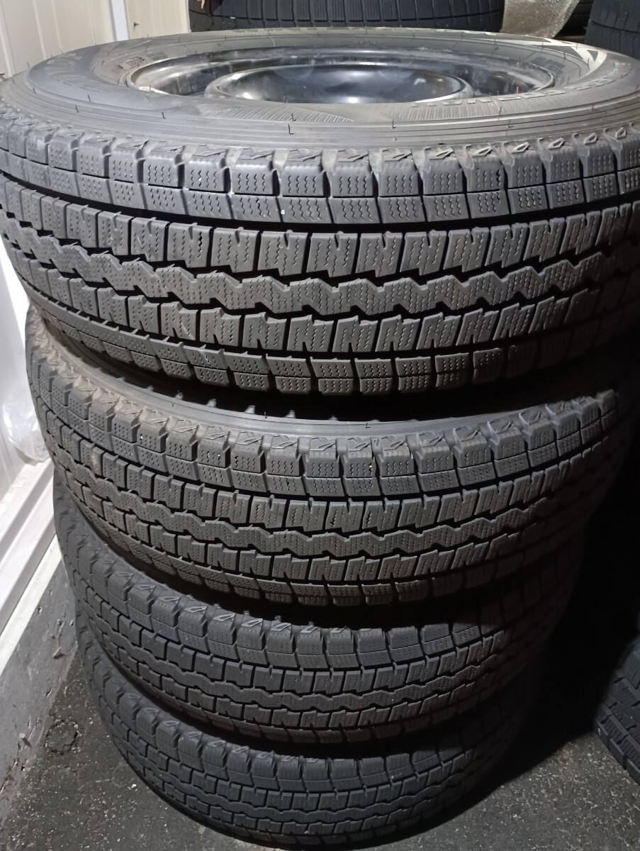 送料安!23年 2023年 スタッドレス ダンロップ ウインターマックス SV01 195/80R15 107/105L LT ホイール付 4本 ハイエース 手渡しOK拍卖