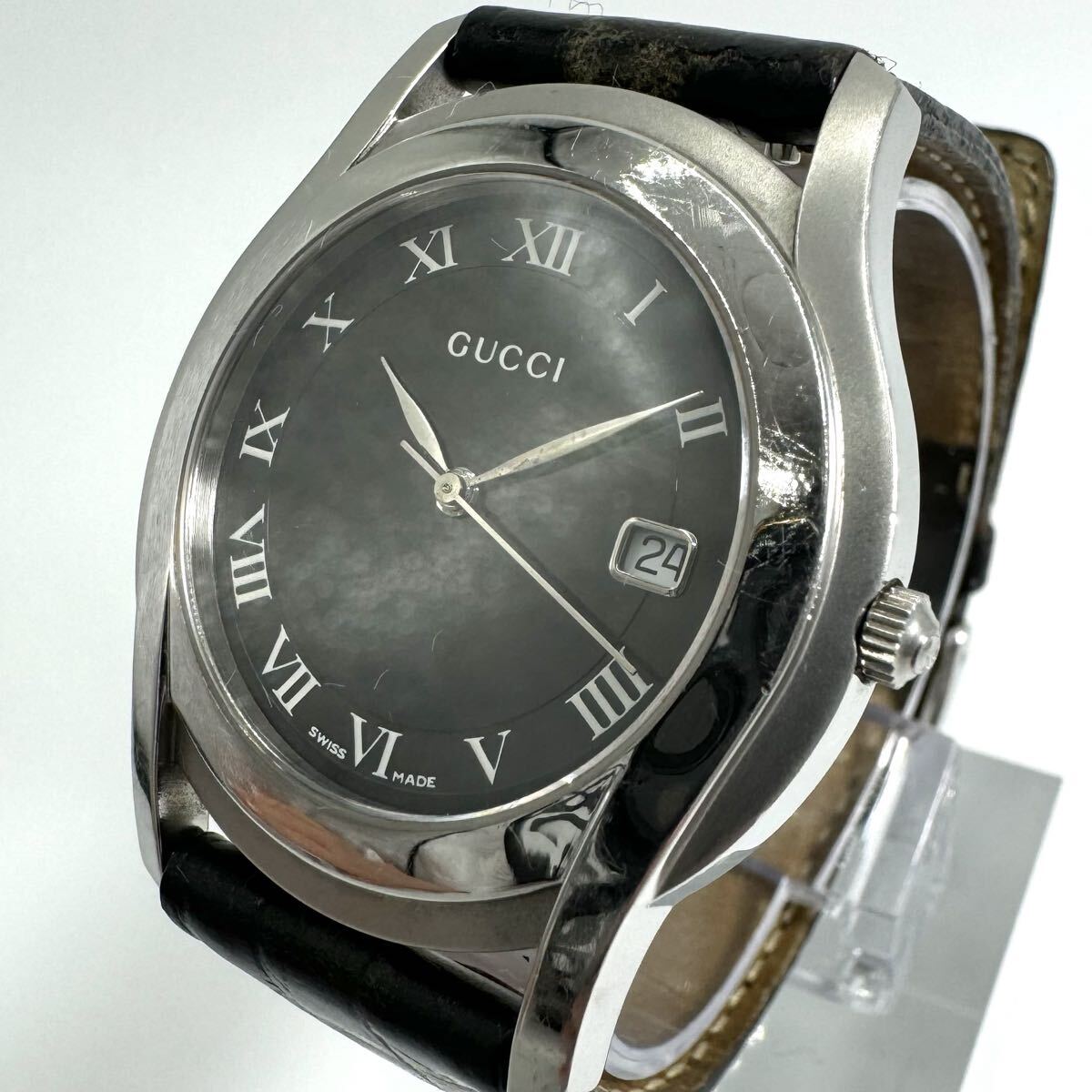 【美品】GUCCI グッチ 5500M 時計 ブラック文字盤 デイト 腕時計 黒 メンズ レディース クォーツ デイト QZ シルバー 高級感 レザーベルト拍卖