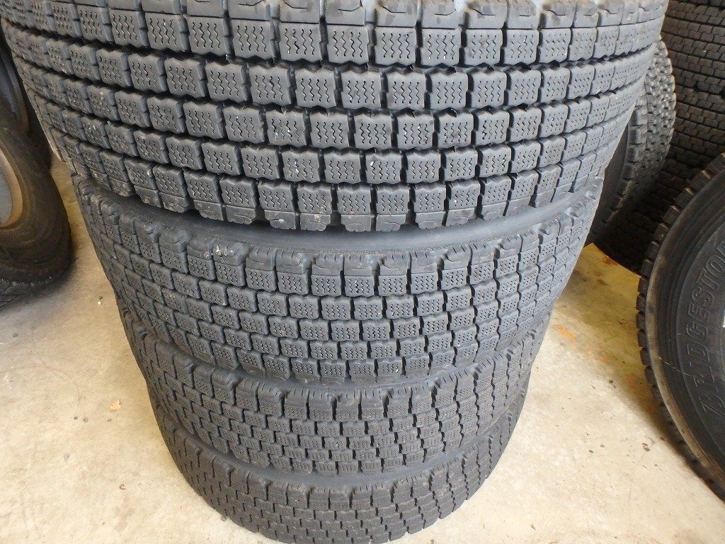 Y403 送料無料【275/80R22.5 151/148】ブリヂストン W910 再生スタッドレス 4本 約8分山 w911拍卖