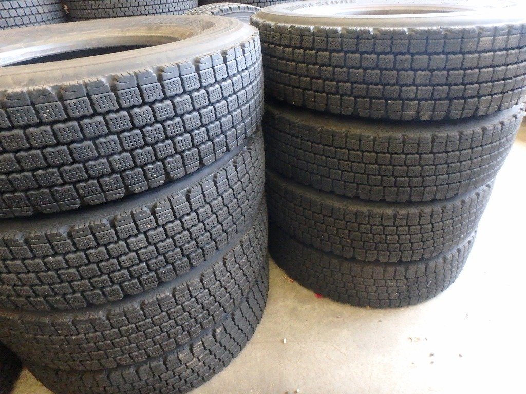 Y404 送料無料【275/80R22.5 151/148】ブリヂストン W910 再生スタッドレス 8本 約7-7.5分山 w911拍卖