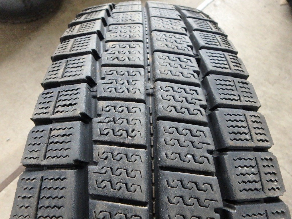 Y473 送料無料【205/85R16 117/115】ダンロップ LV01 スタッドレス 1本のみ 2024年製 約6-6.5分山拍卖