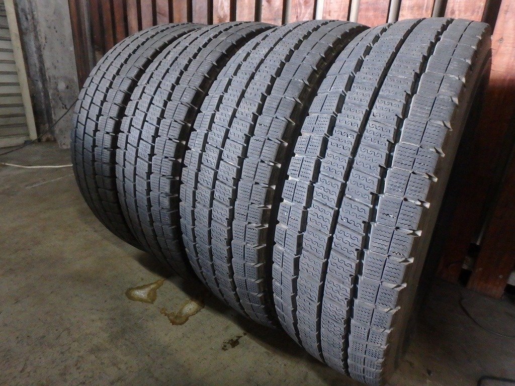 N741 2024年製 バリ溝 送料無料【205/70R16 111/109】ダンロップ LV01 スタッドレス 4本 約8.5分山拍卖