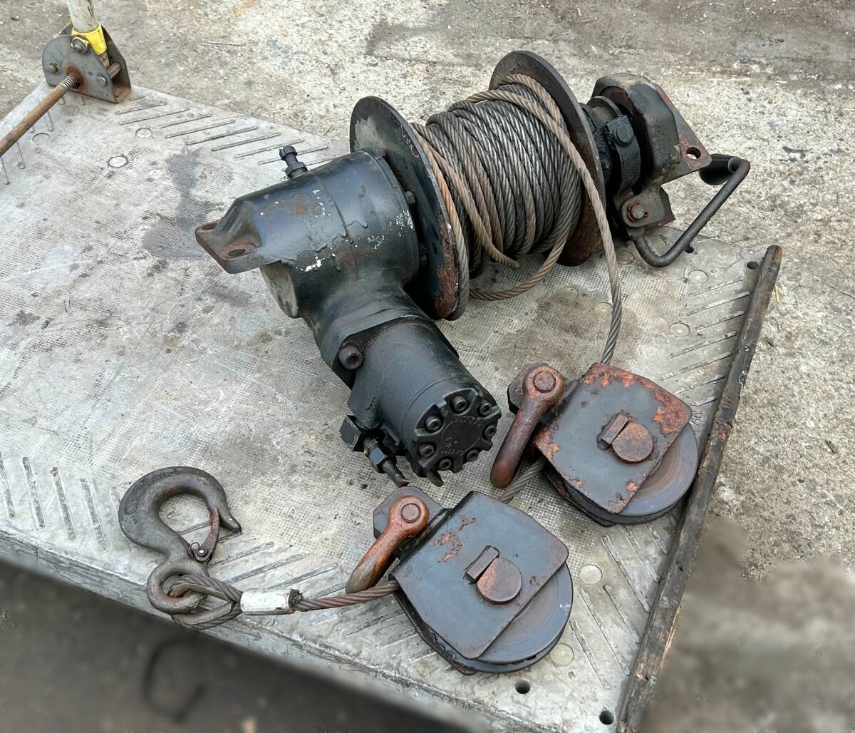 積載車 ウインチ★油圧ウインチ★ワイヤーロープ★ 3トン積載車から取り外した★Orbit sehyco モーター拍卖