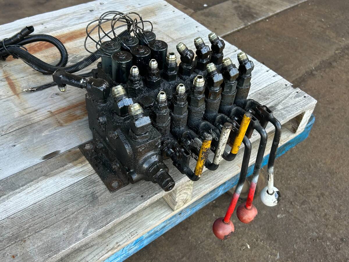 油圧制御バルブ、レバー、電磁弁付き! 簡易動作確認、保証無し(中古トラック部品) ▲福岡発▲拍卖